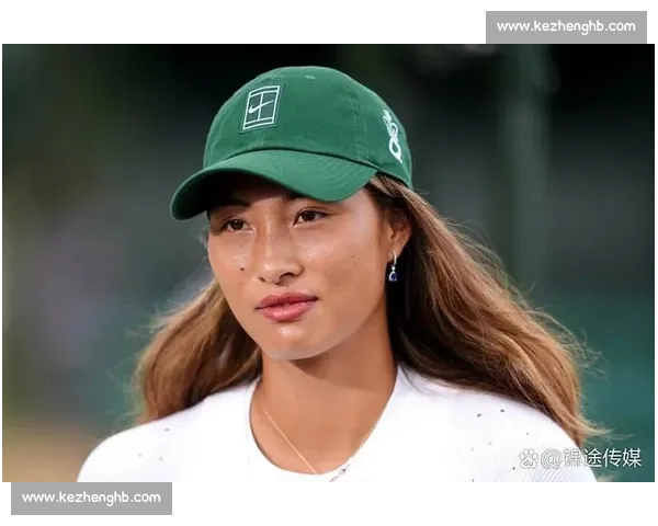 郑钦文赠阿尔卡拉斯 Labubu：温网训练场暖心互动，潮玩跨界点燃网坛友谊