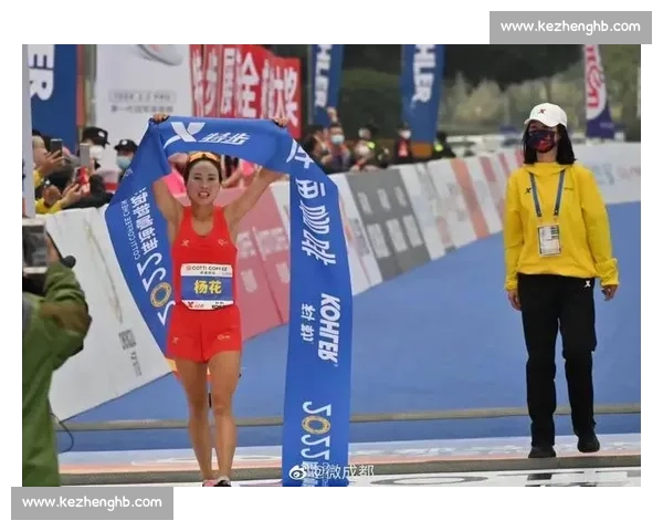 成马夺冠摔过终点！管油胜的 2 小时 16 分与草根韧劲