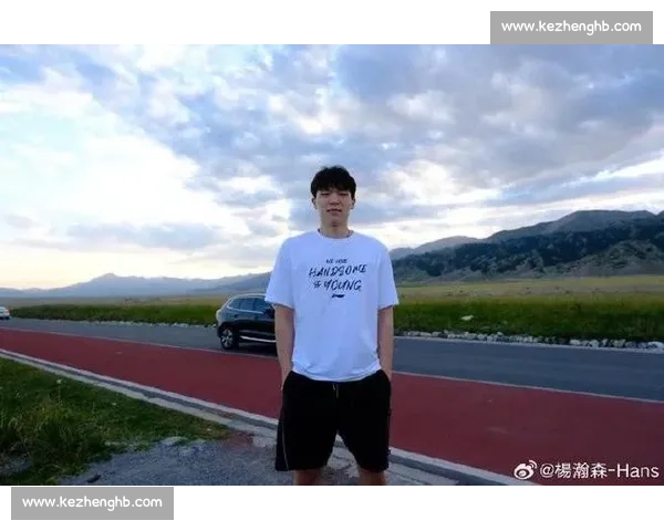 杨瀚森 NBA 选秀夜藏爱!袖口绣女友名 + 情侣手链实锤,青梅竹马太甜了 杨瀚森 NBA 选秀夜藏爱!袖口绣女友名 + 情侣手链实锤,青梅竹马太甜了